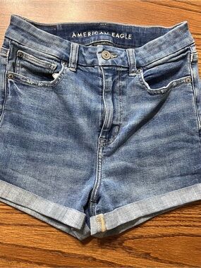 American Eagle Outfitters Light Blue Rolled-Hem Denim Shorts Women’s Size  2